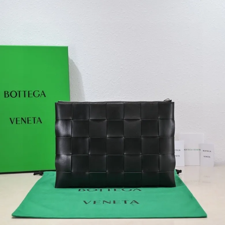 Batch 1360 Bv 2022 new large woven sheepskin handbag [gift], this handbag continues the iconic weaving process of the past. The leather is delicate and soft to the touch, and the overall shape is excellent. There are inner zippers. The strips are organized and stored. It looks casual, but it is the finishing touch to your whole body. The best choice for gifts or personal use. Size: 35x25x1, model: 80-8#